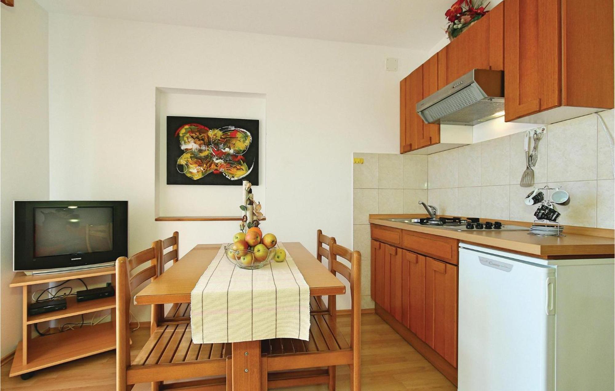 Amazing Apartment In Tar-Vabriga With Kitchen Ngoại thất bức ảnh